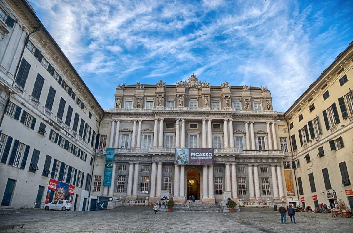 페라리 광장(Piazza De Ferrari)