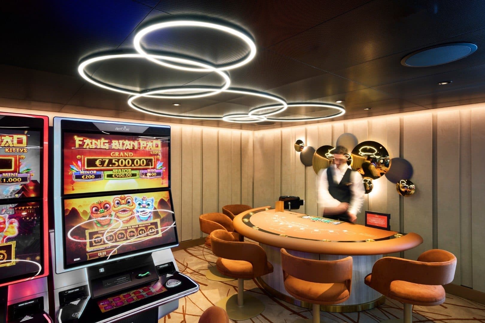 EXPLORA IV 선내